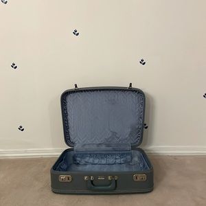 Adorable vintage suitcase